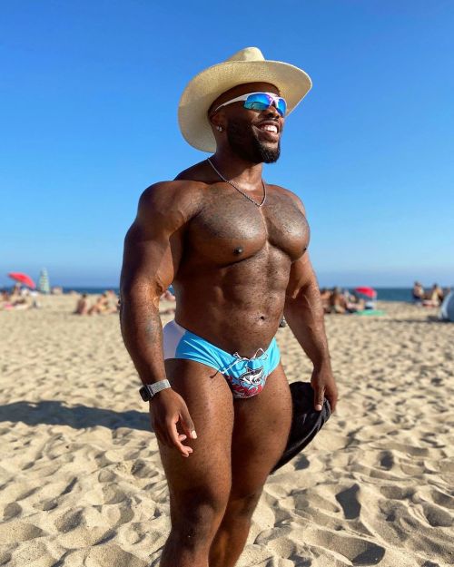 tmusclemen:  Dipped my toes in some sand. 🏖 IG: Tmarkq