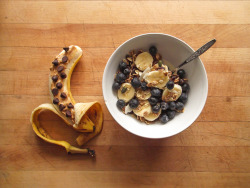 garden-of-vegan:banana topped with peanut butter and dark chocolate