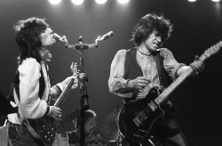 ronnie-wood:  ronnie n keith performing with the new barbarians