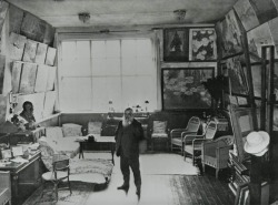  Claude Monet in his atelier in Giverny, 1920 