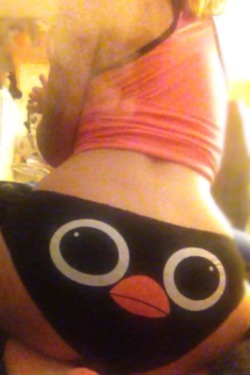 eyes-glazed-0ver:  Smoky booty.😽💨 Penguin booty.🐧