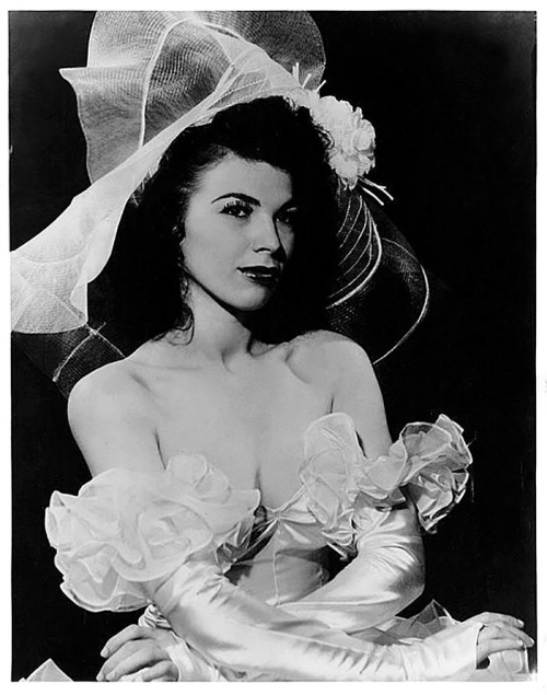Bonnie Boyia  Began a long career in Burlesque, working as a chorus girl at the ‘GAYETY Theatre’ in Cincinnati, Ohio.. Two years later, she would play the same venue as a Feature performer.. 