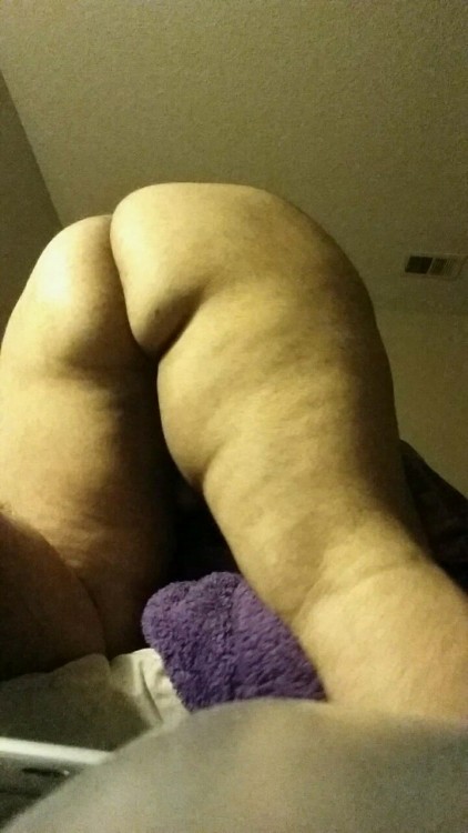 6cubchubbigmeat:Delicioso culo  I don’t like coconut, but damn I could eat those mounds all day long.