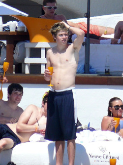 hotfamous-men:  Niall Horan