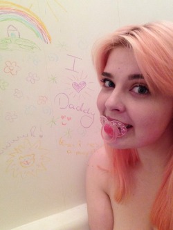 welshdaddy:  littlestloucub:  Battthhhh crayons ^.^ and daddy