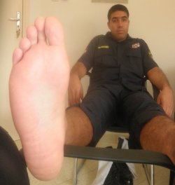 jfeet14:  Security guard shows off his feet!