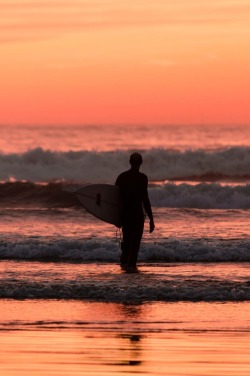 0ce4n-g0d:  Sunset Surf by Bradford Tennyson
