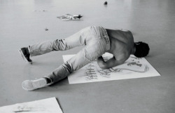 hombre-hombre:  David Hammons making body prints, Slauson Avenue
