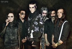 balz-probably-hates-you:  Chris’s skirt gives me so much life.