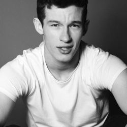 famousnudenaked:  Callum Turner ~ Brief Frontal ~ Glue (S01E03)