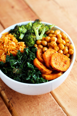 garden-of-vegan:Roasted Vegan Lunch Bowl: chili-lime kale, curry