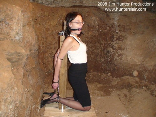 putmeinherplace:  If I was asked which of all the bondage situations pictured in this blog I’d like most to experience, this one would be very high on my priority list. A chain is holding the neck, so you can’t sit. In case the Irish 8 handcuffs are