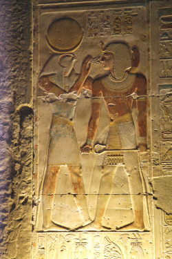 dwellerinthelibrary:  Templo de Sethi I en Abidos , segunda sala hipóstila , pared de las capillas. Abydos , Seti I by Soloegipto   Khonsu gives life to pharaoh.   I AM resurrected