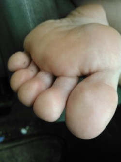 toered:  Sexy wife toes