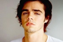 broswithoutclothes:  Newly out actor-bro Reid Ewing from Modern