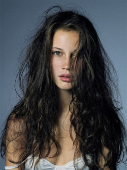 marie-caroline:   Marine Vacth, jeune et très jolie :-) 