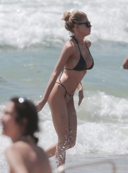nudeandnaughtycelebs:  Charlotte McKinney shows off her beach