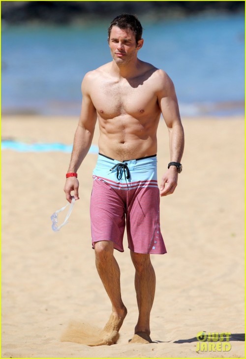 hottilicious:  James Marsden shirtless at the beach  