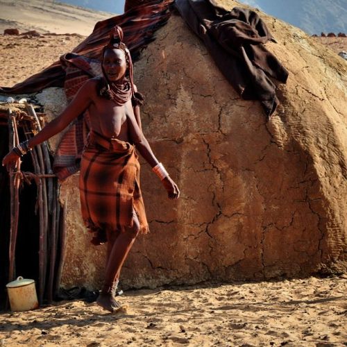 orchhaonline:  The Elder by Grecia Palomares © All rights reserved.  She is wearing the ornate headpiece called the Erembe, sculptured from sheepskin, Women who have been married for about a year, or have had a child use this special piece. The Himba