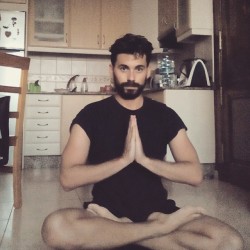 yogadudes:  (via Cristian Galindo @cristian.galindobg #yogapractice