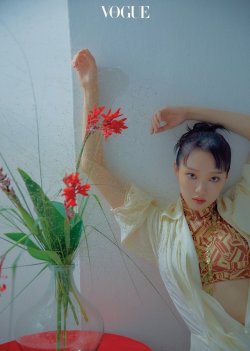 stylekorea:  Lee Sung Kyung for Vogue Korea September 2018. Photographed