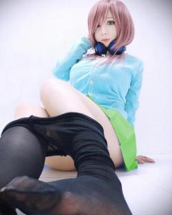 love-cosplaygirls:  Miku Nakano from The Quintessential Quintuplets