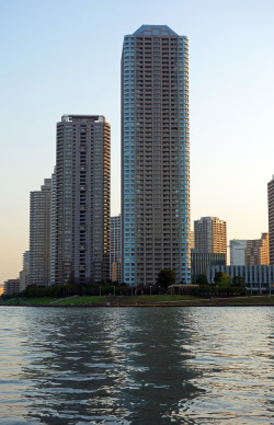 ninetail-fox:  Tokyo water front  