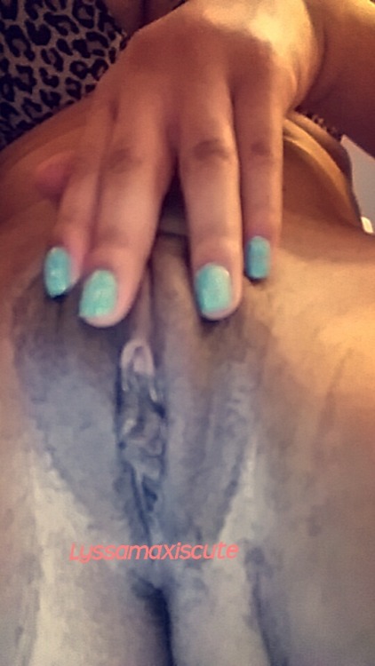 lyssamaxiscute: lyssamaxiscute:  Shaved it, feels so smooth 