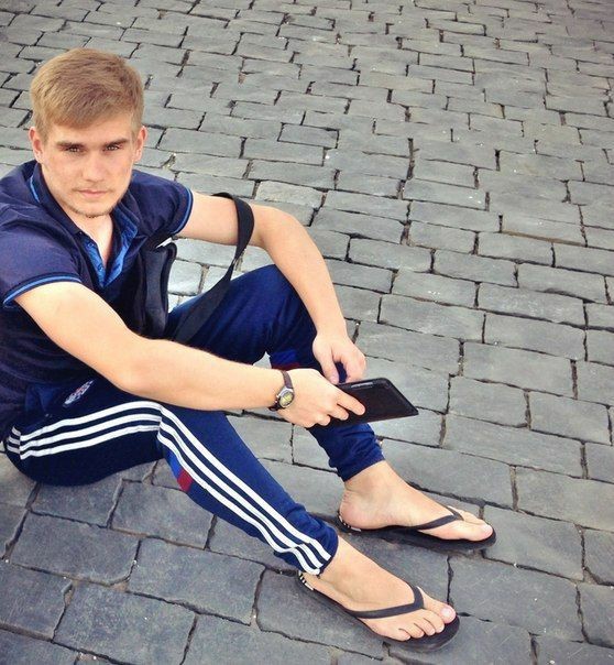 barefeetandballcaps:Cute guy
