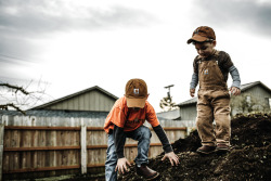 kim-esparza:  bergswife:  boys love dirt  Mis futuros hijos <3