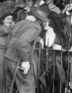 historium: A wounded AIF soldier is welcomed home. Sydney, NSW.