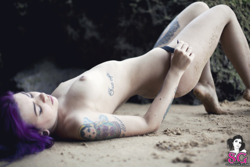 beautifulgirlsmakemesuicidal:  Plum SuicideÂ  