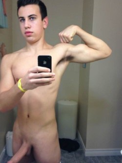 amateurgayselfpics:   Click HERE to watch amateur str8 dudes