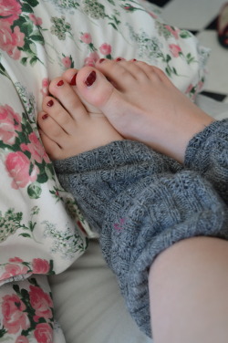where-the-toes-are:venus-nymphaea:lil toes and leg warmers ;D