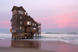 destroyed-and-abandoned:  The Last Inn on the Sea. Rodanthe,