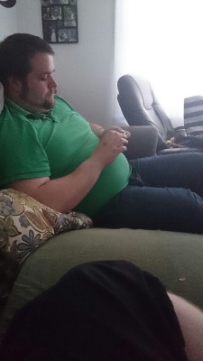 chubbyaddiction:  aaroncubchub:  Chilling on the couch with my