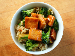 garden-of-vegan:  Peanut tofu stir-fry with broccoli and brown