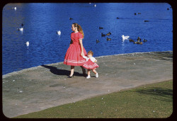 solo-vintage:  Mother and daughter along lagoon of Palace of