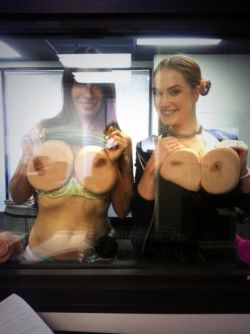 webtravellers2:  big boobs behind the window