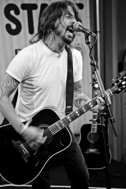 full-of-broken-thoughts:  Dave Grohl 