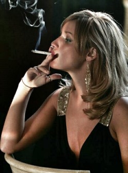 womenlower:  al8675309:  Elegant smoking   lovely