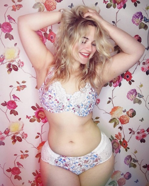 voluptuousladies:  Hot curvy babes are looking for partners online!