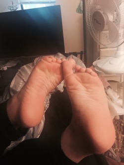 sierra-marie94:  feetandcomics:  sierra-marie94:Scrunched soles