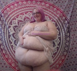 cherrybombsbbw:  Enjoy watching me grow? Show your love and spoil