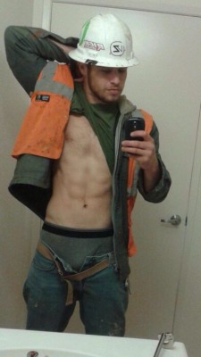 dirtybriefboi:  Oh yeah .. really want his grungy smelly tradie