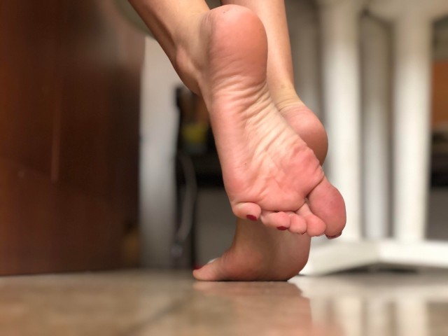 carlos909x:barefootsource: imagefap