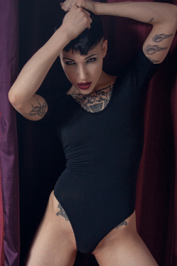 itattoobabes:  art models hottie tattooed girls girls