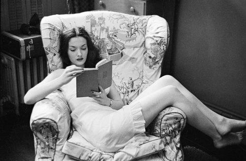 Stanley Kubrick - Showgirl reading, New York City, 1949. Nudes