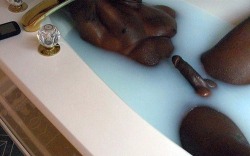 drukusblk:  Chocolate bath #teambigdick 