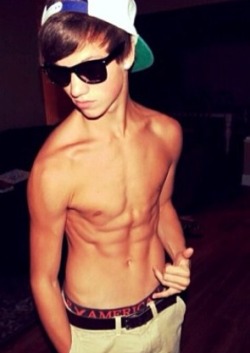 sexy-boys-and-me:  kathherrinee:  Why.  Taylor caniff :3 